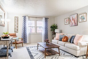 The Colonial Apartments in Omaha, NE - Building Photo