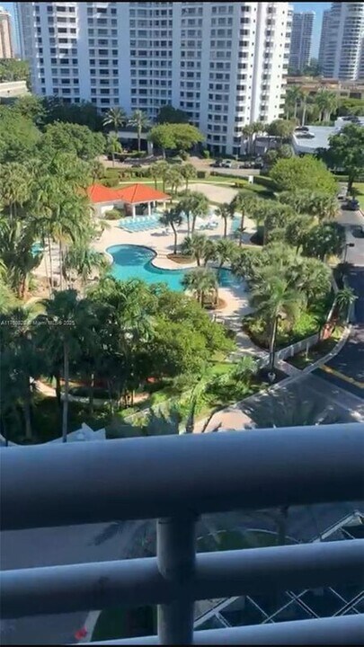 3300 NE 191st St in Aventura, FL - Building Photo