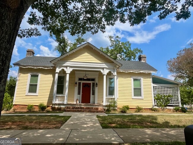 property at 306 N 6th St