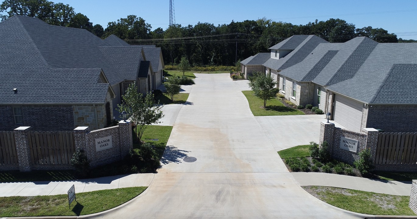 Manor Oak in Tyler, TX - Building Photo