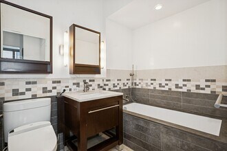 101 W 24th St in New York, NY - Building Photo - Building Photo