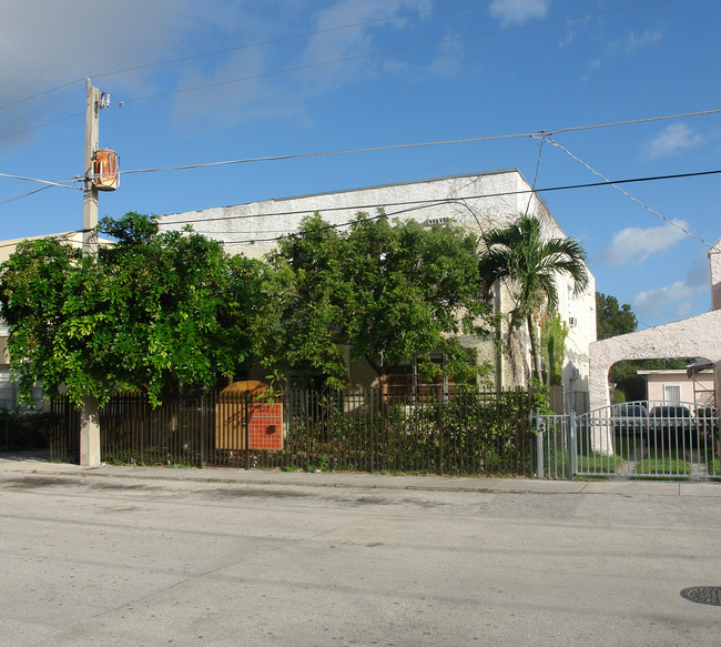 537 NE 66th St in Miami, FL - Foto de edificio - Building Photo