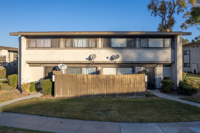Country Woods Apartments in Colton, CA - Foto de edificio - Building Photo