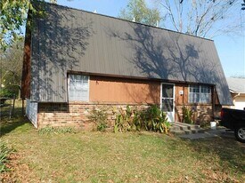 1210 E Wallace St in Shawnee, OK - Building Photo