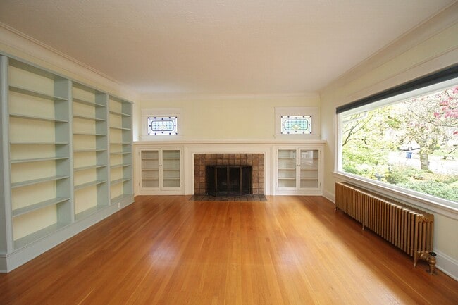 property at 803 NE Laurelhurst Pl