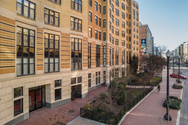 400 Massachusetts Ave NW in Washington, DC - Building Photo - Building Photo