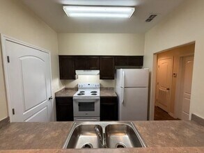 1204 E Lyon St in Laredo, TX - Building Photo - Building Photo