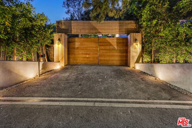 727 N Beverly Glen Blvd in Los Angeles, CA - Building Photo - Building Photo