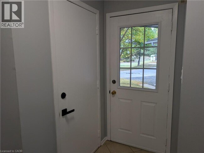 415 Kingscourt Dr in Waterloo, ON - Building Photo - Building Photo