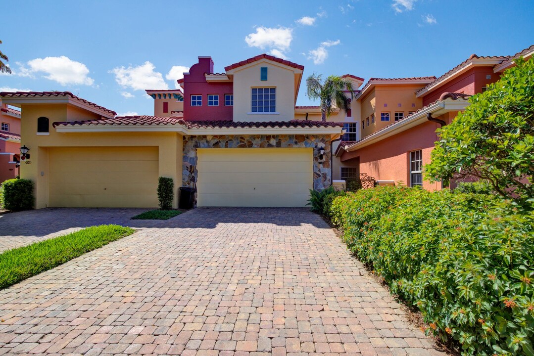 8533 Via Garibaldi Cir in Estero, FL - Building Photo