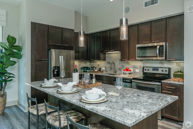 913 Piney Point Rd in Houston, TX - Building Photo - Building Photo