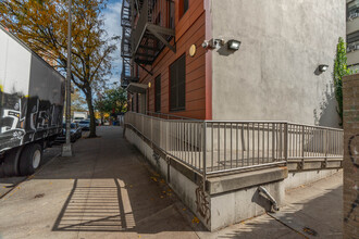 970 De Kalb Ave in Brooklyn, NY - Foto de edificio - Building Photo