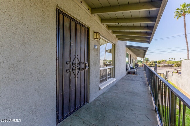 7141 N 16th St in Phoenix, AZ - Foto de edificio - Building Photo