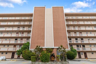 301 NE 14th Ave in Hallandale Beach, FL - Building Photo - Building Photo