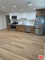 8010 Longridge Ave in Los Angeles, CA - Building Photo