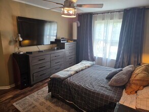 1065 N Village Dr in Round Lake Beach, IL - Foto de edificio - Building Photo