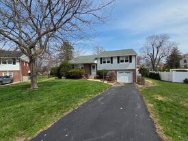 811 Coppock Ln in Springfield, PA - Building Photo