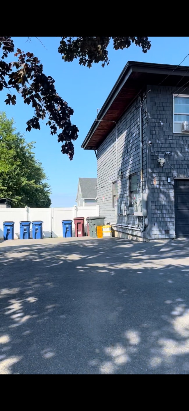 94 Oakwood Ave, Unit 1 in Revere, MA - Foto de edificio - Building Photo