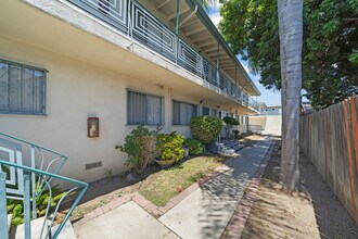 633 E. 99th St. in Inglewood, CA - Foto de edificio - Building Photo