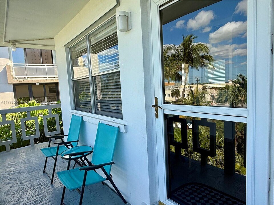 467 Golden Isles Dr in Hallandale Beach, FL - Foto de edificio