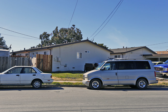 65 S Madeira Ave in Salinas, CA - Foto de edificio - Building Photo