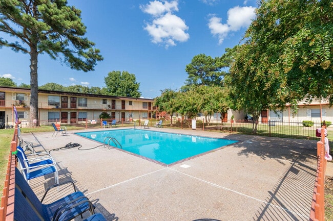 Courtyard Off the Square Apartments in Collierville, TN - Foto de edificio - Building Photo