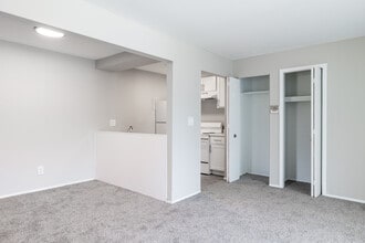 Cove On 13 - Roseville, MI in Roseville, MI - Foto de edificio - Interior Photo