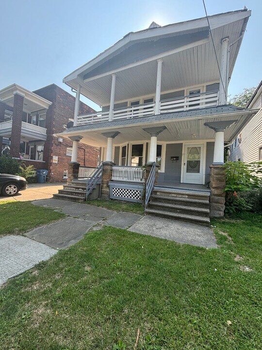 2044 W 98th St in Cleveland, OH - Building Photo