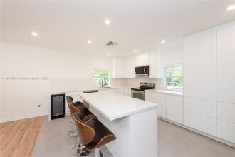 6520 SW 76th St in South Miami, FL - Building Photo - Building Photo