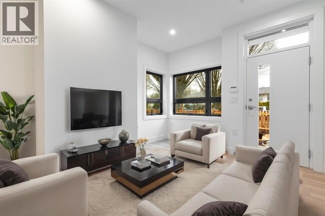 2632 Ward St in Vancouver, BC - Building Photo - Building Photo