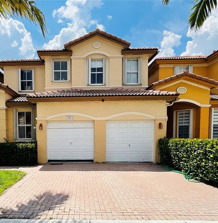 7472 NW 112th Path in Doral, FL - Building Photo