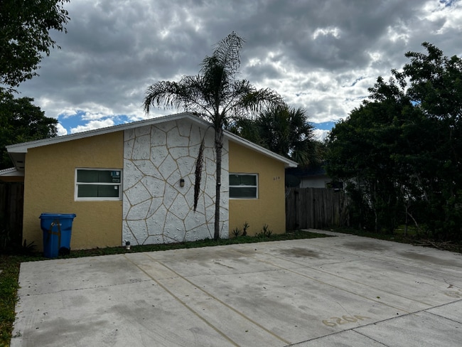 626 W Mango St