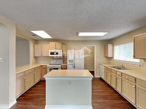 8066 Chestnut Cape Dr in Converse, TX - Building Photo - Building Photo