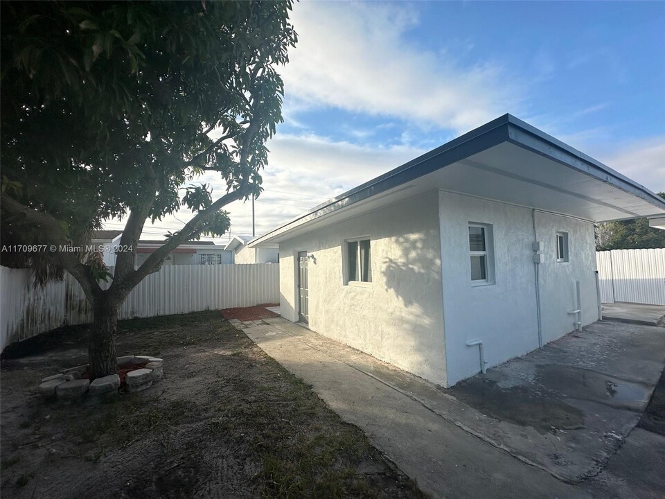 19710 NW 46th Ave in Miami Gardens, FL - Building Photo