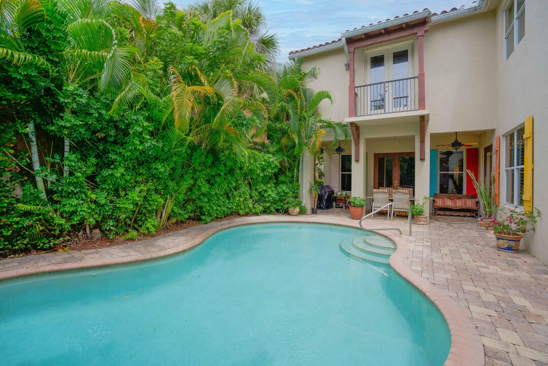 108 Santiago Dr in Jupiter, FL - Building Photo