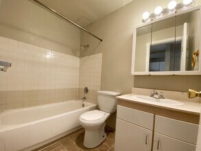 1004 S Cloverdale St in Seattle, WA - Building Photo - Building Photo