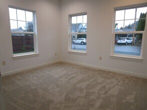 524 E Hazel Ave in Burlington, WA - Building Photo - Building Photo