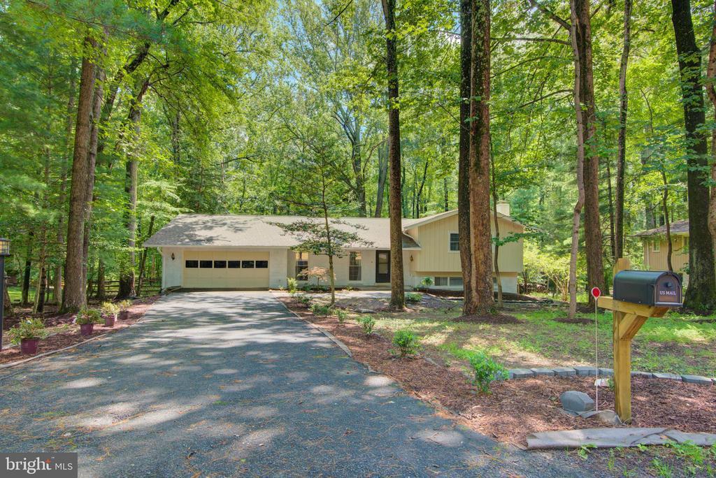 11621 Sourwood Ln in Reston, VA - Building Photo