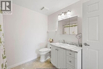 8335 Wyandotte St E in Windsor, ON - Building Photo - Building Photo