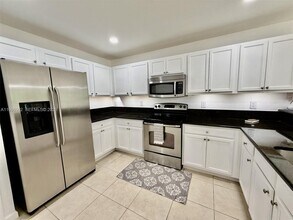 11503 NW 89th St in Doral, FL - Foto de edificio - Building Photo