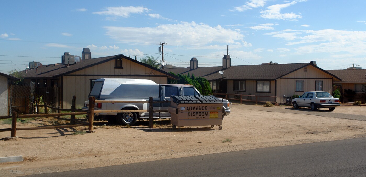 15578 Vine St in Hesperia, CA - Foto de edificio