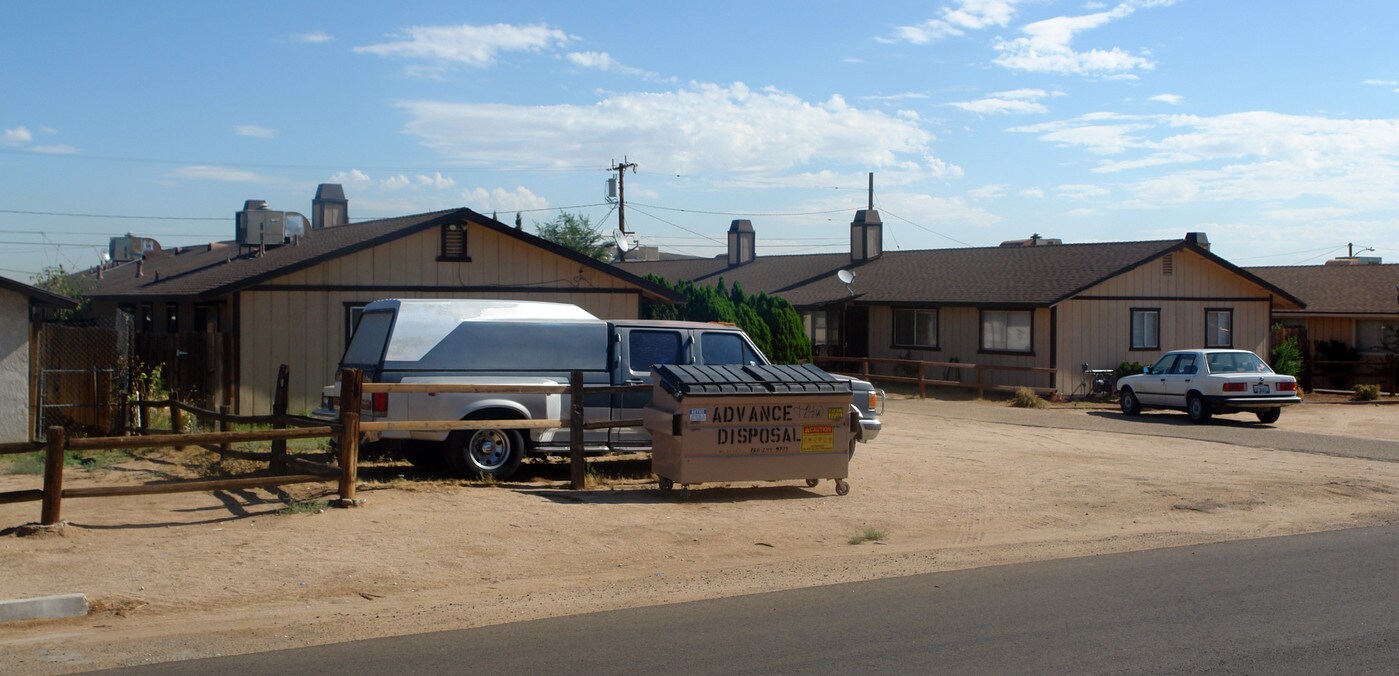 15578 Vine St in Hesperia, CA - Building Photo