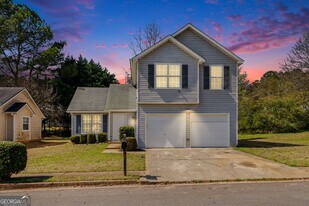 2839 Rambling Way in Lithonia, GA - Building Photo