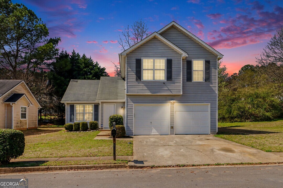 2839 Rambling Way in Lithonia, GA - Building Photo