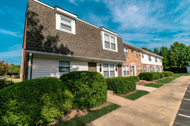Churchland Square in Portsmouth, VA - Foto de edificio - Building Photo