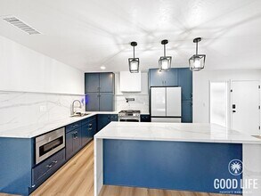 3050 S Bristol St in Santa Ana, CA - Building Photo - Building Photo