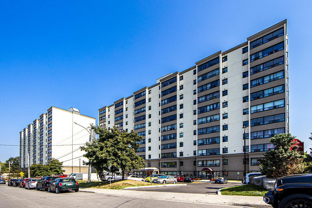 Trafalgar Square in Guelph, ON - Building Photo