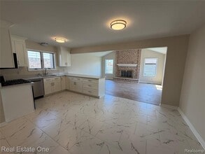 36552 Melbourne Dr in Sterling Heights, MI - Building Photo - Building Photo