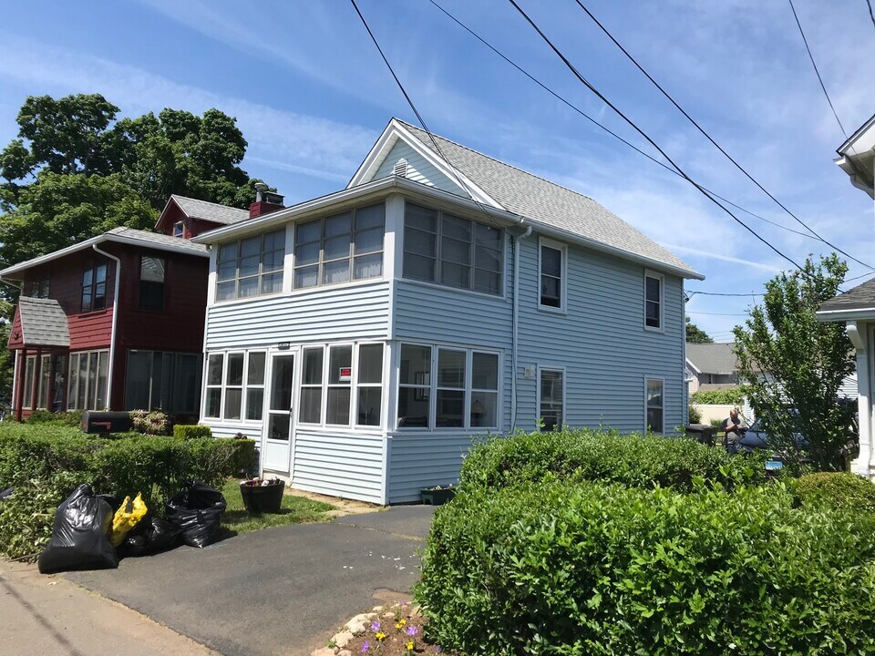 36 Cocheco Ave in Branford, CT - Building Photo