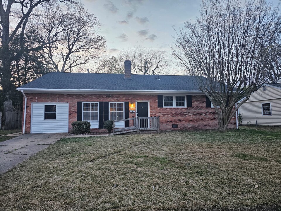 825 Olive Dr in Newport News, VA - Building Photo